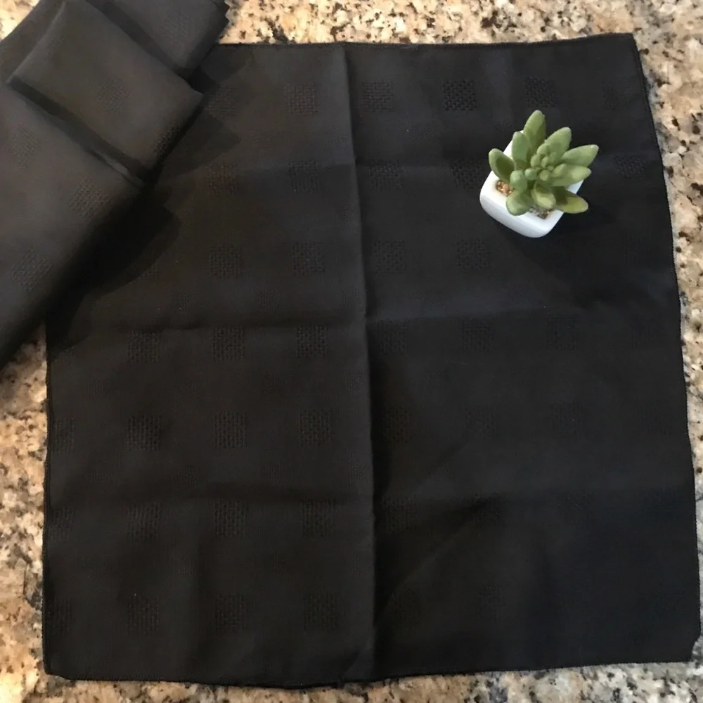 🍴 Set of 4 Black Dinner Napkins